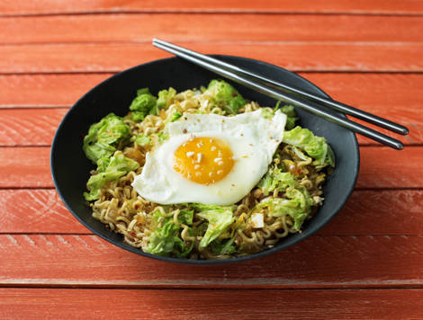 Snelle roerbaknoedels met Chinese kool, ei en cashewnoten