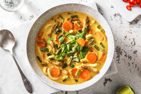 Soupe de nouilles udon au poulet et lait de coco