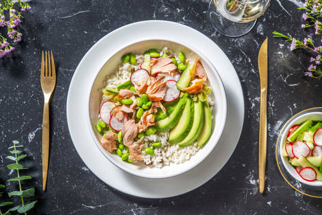 Sushibowl met warmgerookte zalm en sojabonen