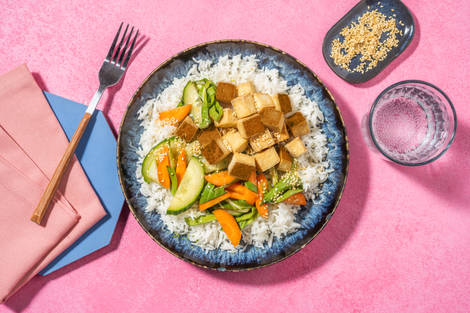 Sweet Chili Tofu Bowl mit Pak Choi auf Reis