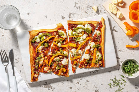 Tarte fine au fromage de chèvre et sauce au poivron