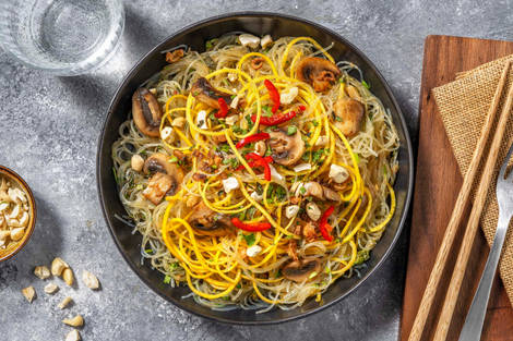 Thai-Glasnudelsalat getoppt mit Rüebli