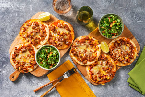 Tostada met gekruid kipgehakt en cheddar