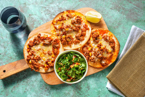 Tostada met gekruid kipgehakt en cheddar