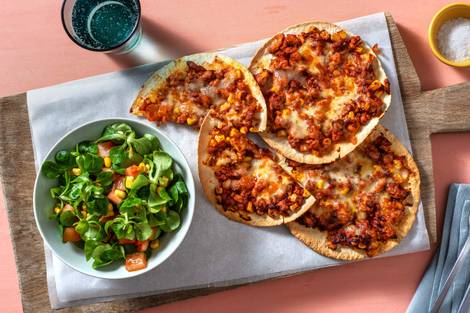 Tostada met gekruid kipgehakt en cheddar