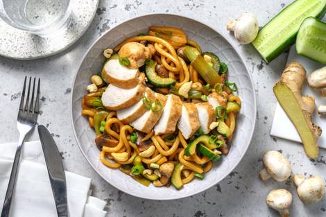 Nouilles udon au poulet en sauce asiatique douce
