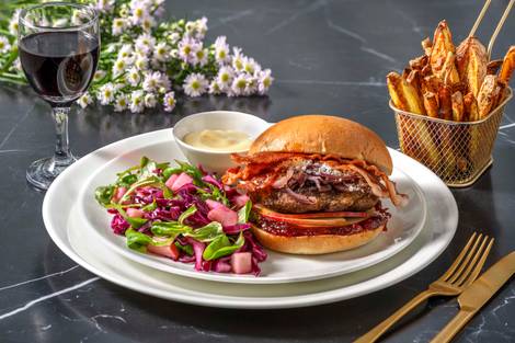 Burger de sanglier, frites au four et salade de chou et pomme