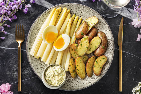 Witte asperges met gribiche-saus