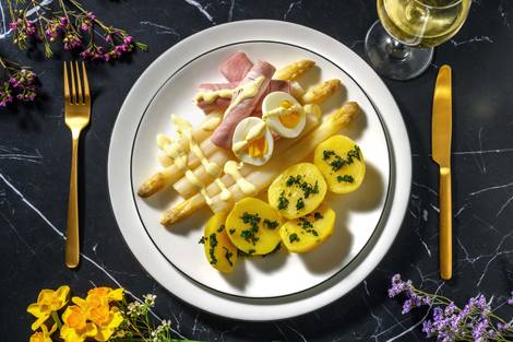 Asperges blanches au jambon avec un œuf dur