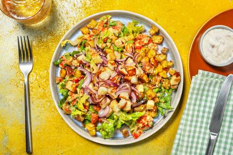 Würfelsalat mit Harissa-Grillkäse und Kartoffelcroûtons