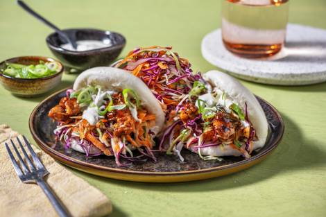 Émincés de poulet sucrés-salés servis dans un bao bun