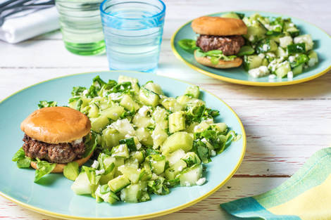 Zomerse meloensalade met broodje hamburger