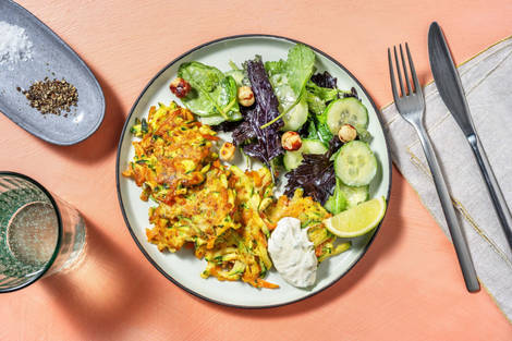 Zucchini-Käse-Puffer mit Petersilien-Dill-Dip