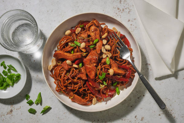 Hurtige yakisoba-nudler og ingefærkylling