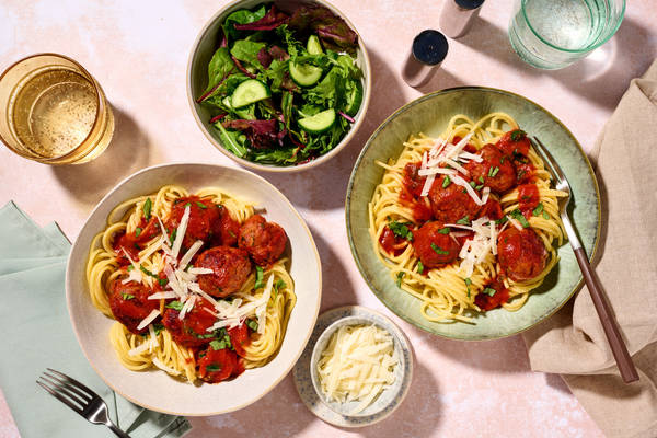 Spaghetti og kødboller i tomatsauce