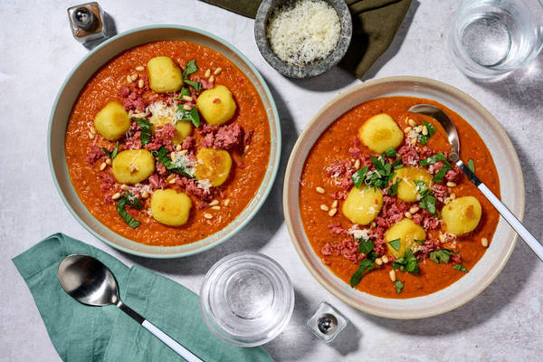 Fyldt gnocchi og salsiccia på tomatsauce