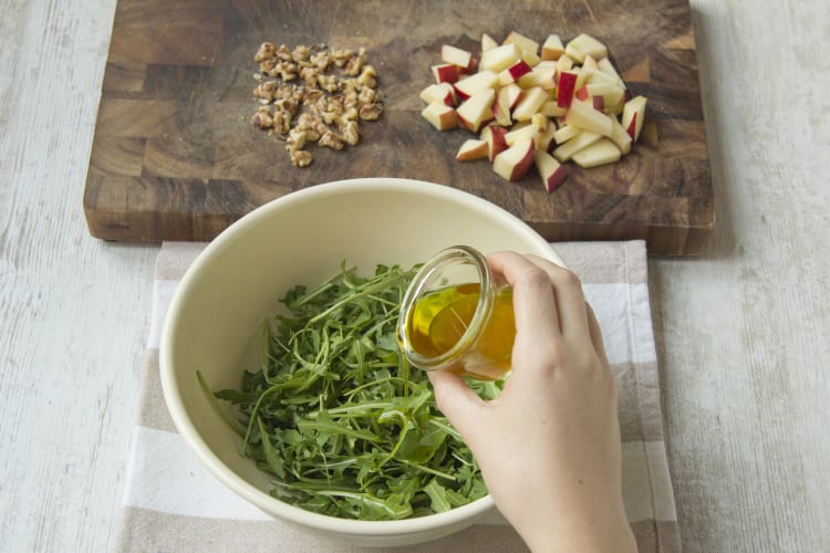 Rucola-Apfelsalat zubereiten