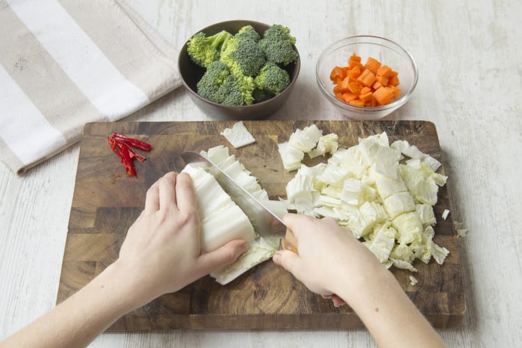 Gemüse und Tofu schneiden
