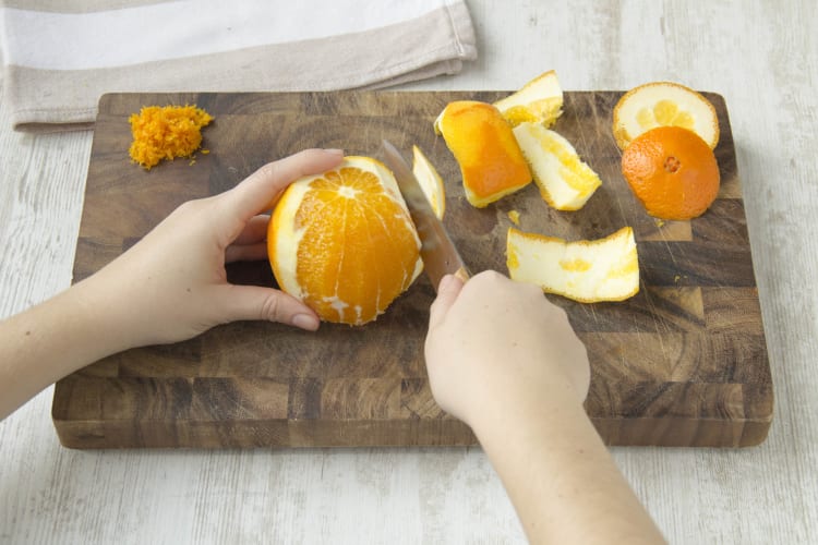 Orangen schälen und schneiden