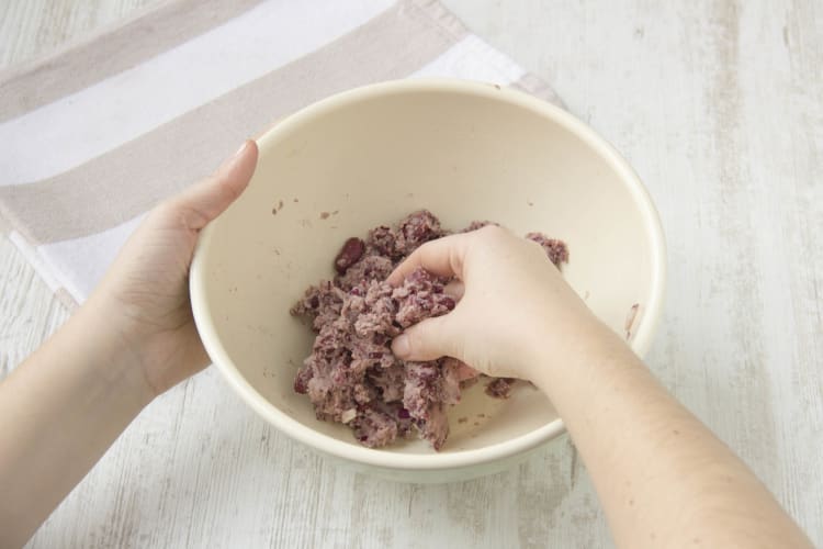 Bohnen zu Bratlingen formen