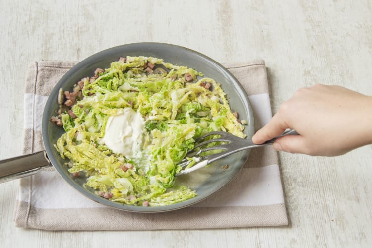 Wirsing, Knoblauch, Speck, Schalotten, Creme Fraiche, Brühe und Rosmarin