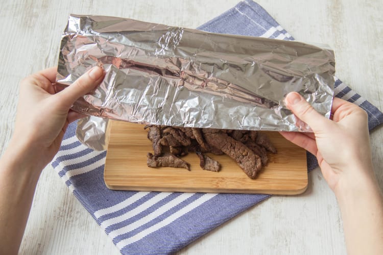 Laat de biefstukreepjes afgedekt met aluminiumfolie rusten