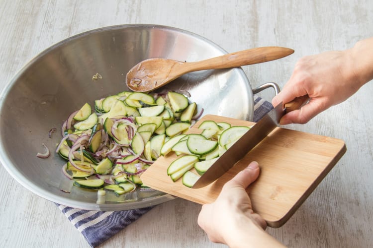 Voeg de courgette toe en bak