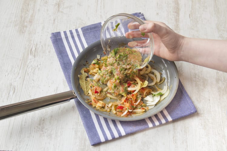 Tomate, Chili und Koriander zerkleinern