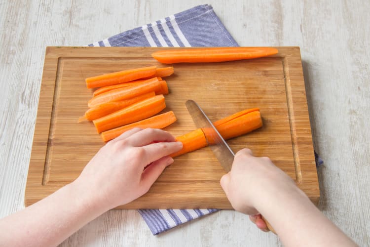 Die Karotten längs geschnitten