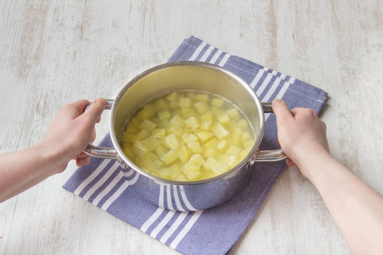 Kook de aardappelstukken