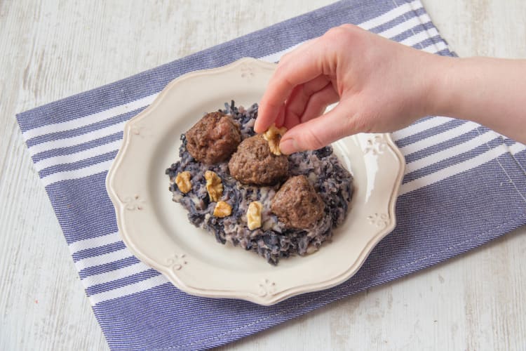 Serveer met de gehaktballen en de jus