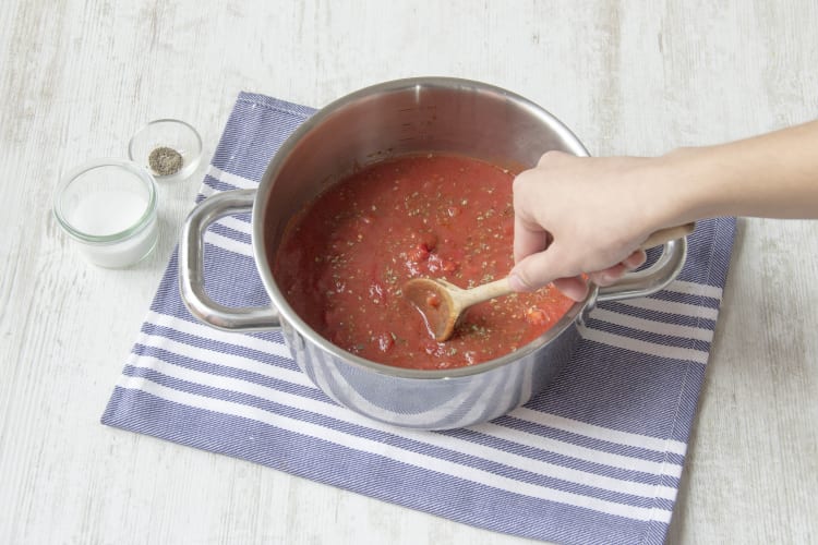Die Tomatensoße zubereiten