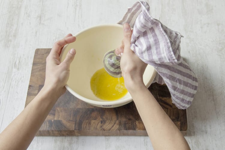 Flussigkeit auswringen und mit Pecorini-Ricotta-Mischung vermengen