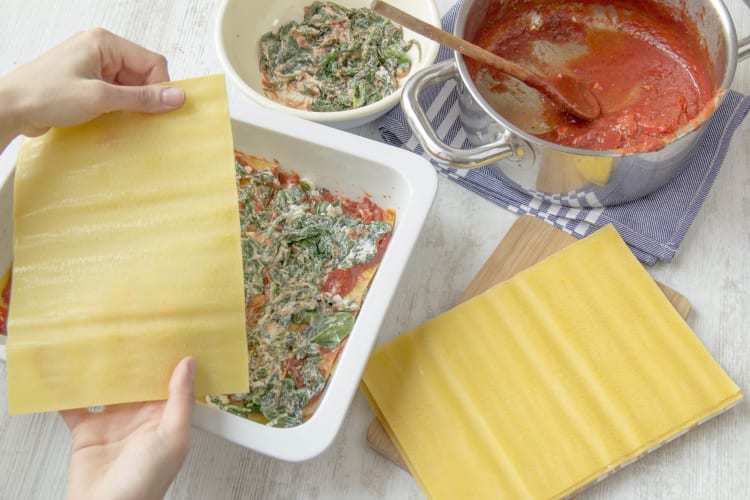 Lasagnenplatten belegen und in Auflaufform geben