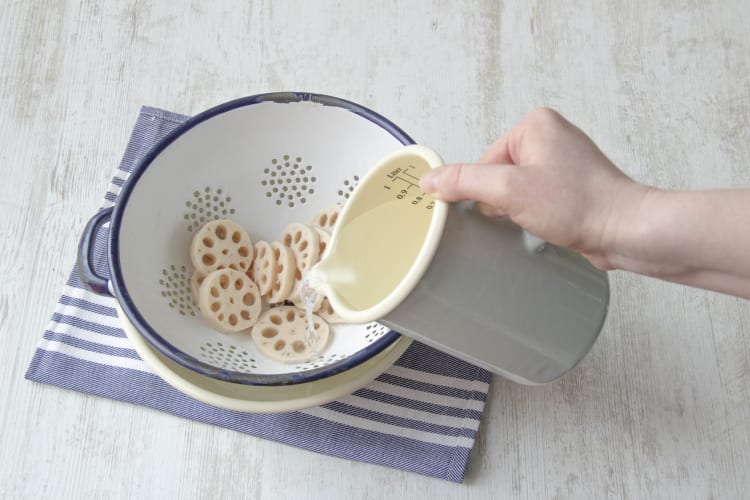 Lotuswürzel vor dem Kochen abgießen
