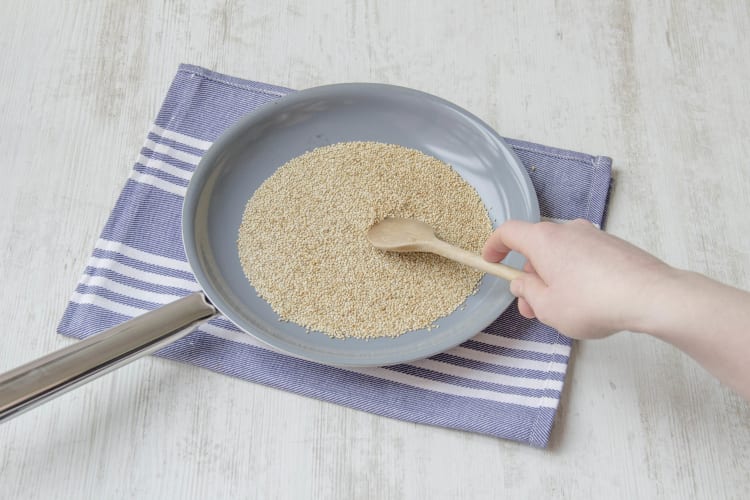 Sesam in großer Pfanne rösten
