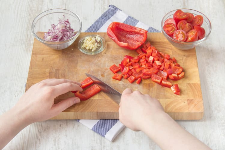 Snijd de tomaten en paprika klein