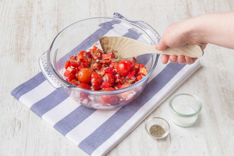 Meng de tomaten, parika met de kruiden