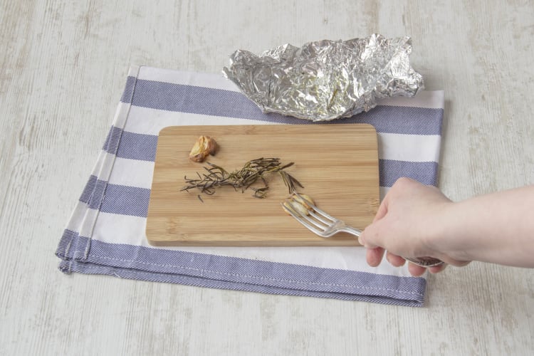 Coarsely chop the rosemary leaves