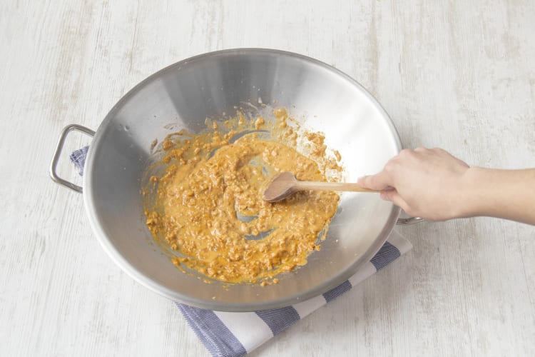 Verhit de currypasta