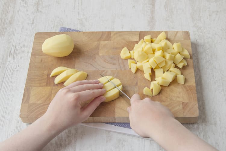 Kartoffeln in kleine Stücke schneiden