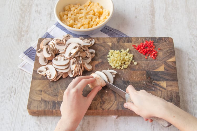 Snijd de champignons in plakken