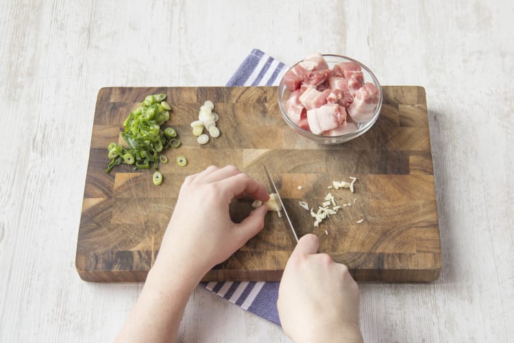 Chop the spring onion into thin discs