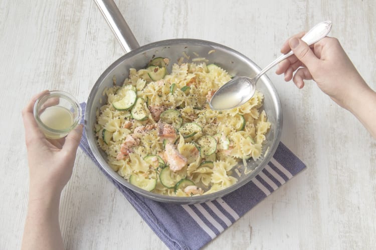 Voeg de farfalle en zalm bij de courgette