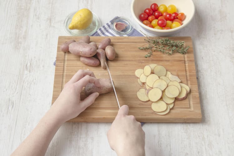 Snijd de aardappelen in flinterdunne plakken