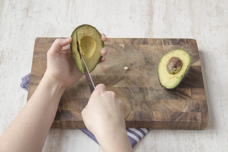 Snijd het vruchtvlees van de avocado in blokjes