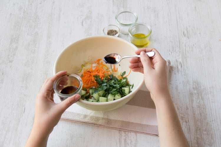 Prepare the salad