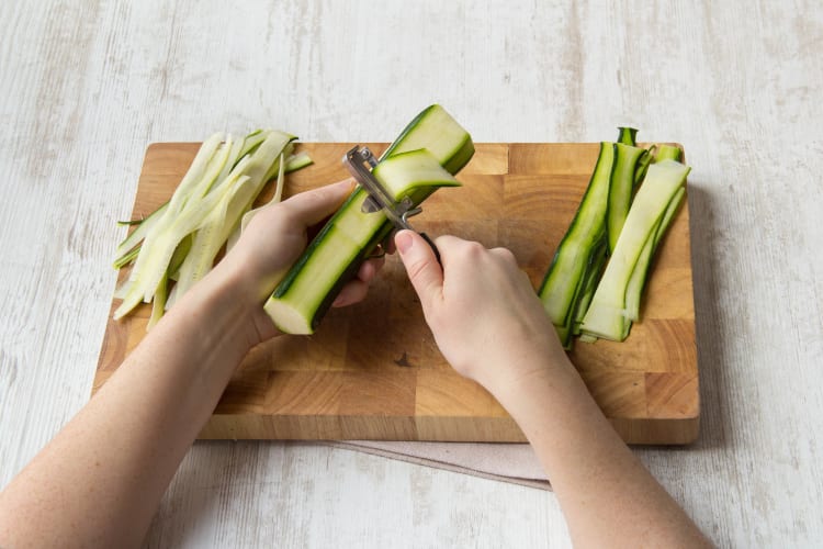 Zuchini zur Tagliatelleform schneiden