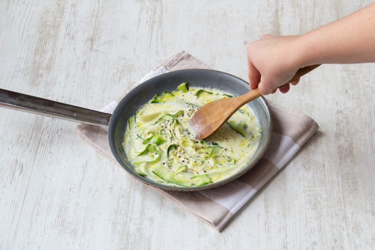 Milch und Brühe hinzugeben und kochen