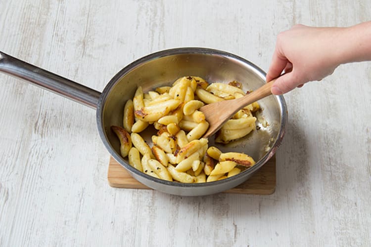 Schnupfnudeln in Ölivenöl und Butter braten